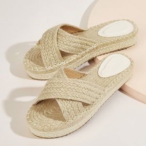 ✨ Criss Cross Flat Sandals✨
